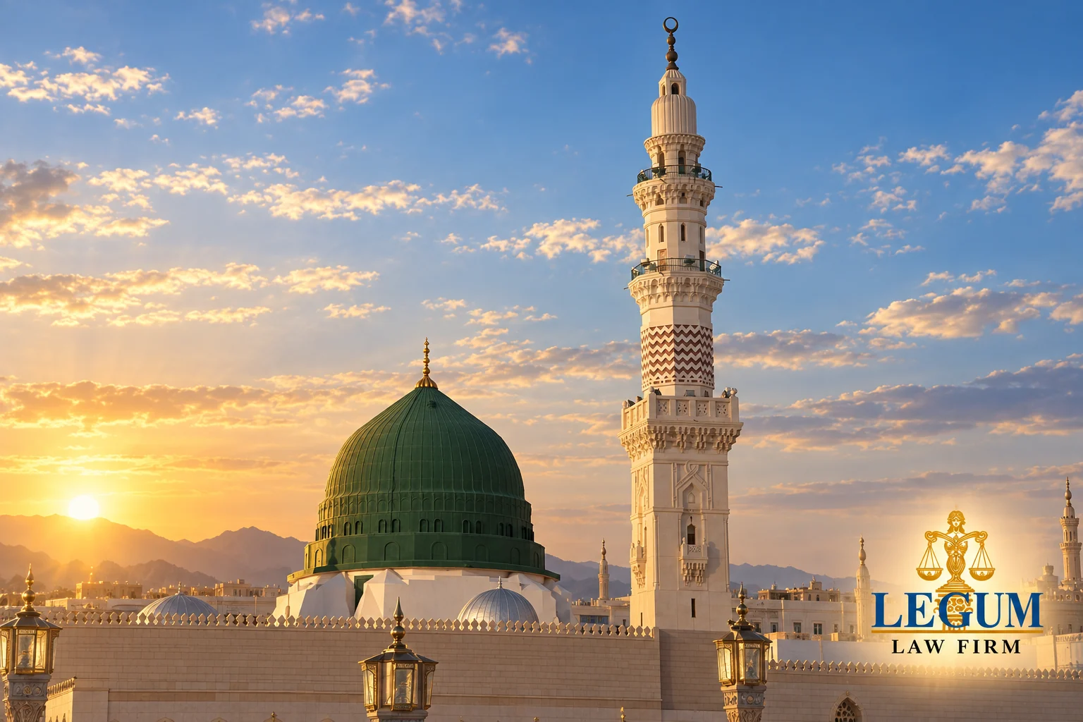Grüne Kuppel und Minarett der Prophetenmoschee bei Sonnenaufgang mit dem Logo von Legum Law Firm